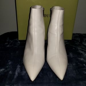 Gianni Bini- white leather ankle boot